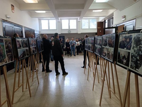 OTVORENA IZLOŽBA FOTOGRAFIJA ALBANSKI BRANITELJI U DOMOVINSKOM RATU