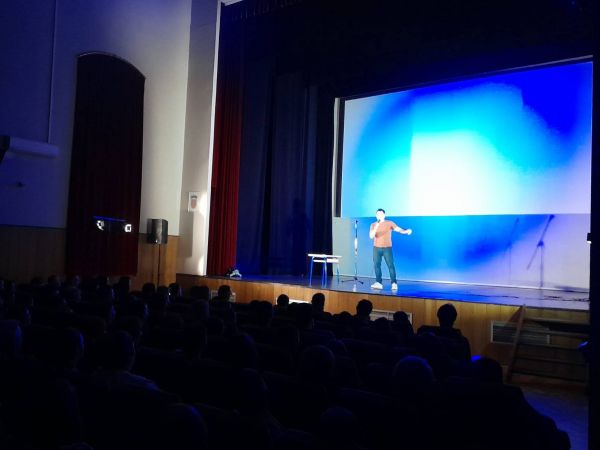 URLAONA  SMIJEHA U KINU KORZO