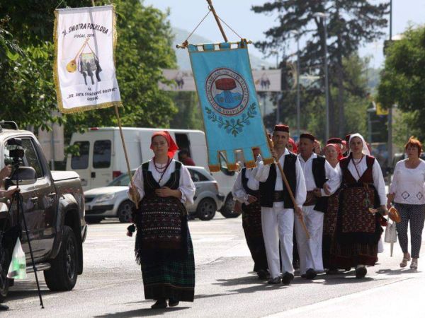 FOLKLORNI ANSAMBL NA SMOTRI FOLKLORA U OTOČCU