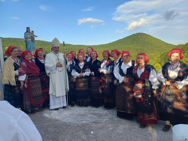 Proslavljen blagdan Marije Pomoćnice na Jadovnom - FA “Dr. Ante Starčević” Proslavljen blagdan Marije Pomoćnice na Jadovnom - FA “Dr. Ante Starčević”