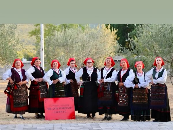 USPJEŠAN NASTUP VOKALNOG SASTAVA F.A. „DR. ANTE STARČEVIĆ ” U MIRLOVIĆ ZAGORI