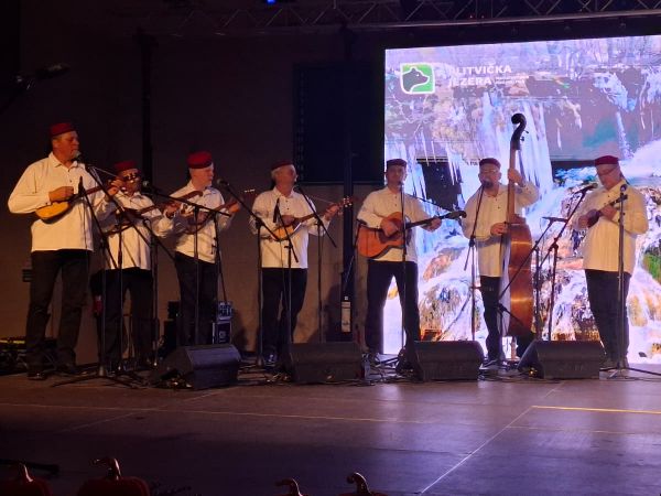 NAŠI KORACI, NAŠA PJESMA NAŠI KORACI, NAŠA PJESMA